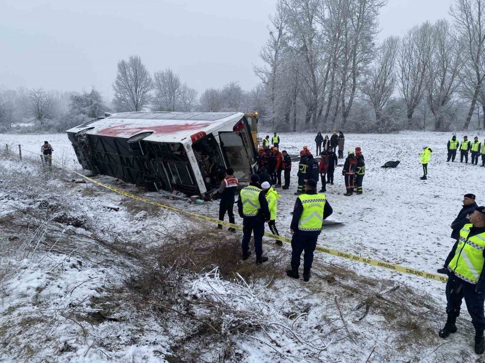 Kastamonu’da feci yolcu otobüsü kazası: Yoldan çıkan araç tarlaya uçarak yan yattı