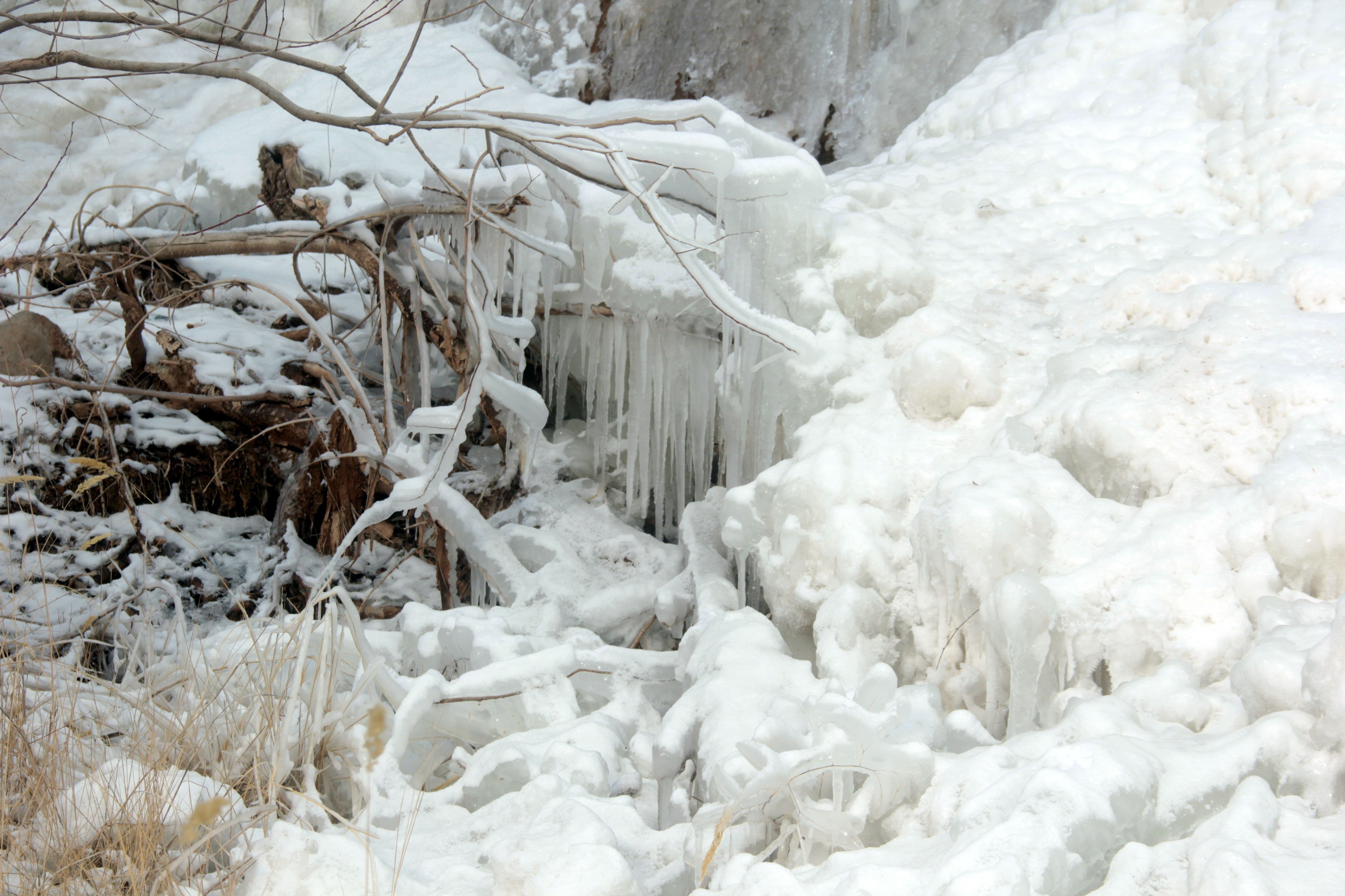 Soğuk havanın esir aldığı Erzincan’da dereler ve şelaleler buz tuttu!