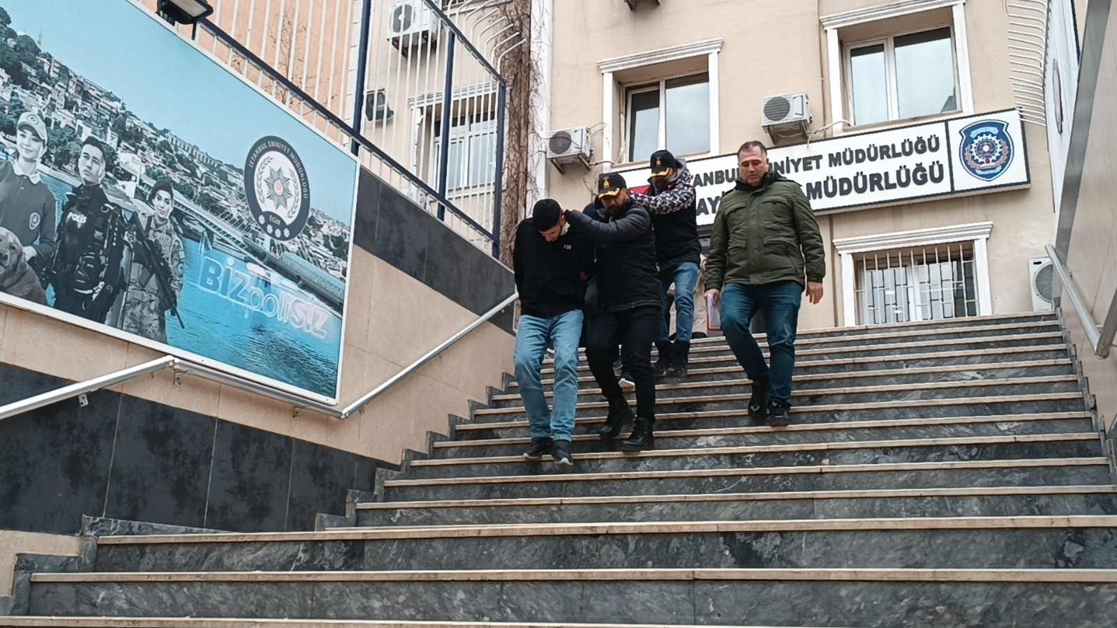 Fatih'te yolda yürüyen turist kapkaççıların kurbanı oldu! Olayla ilgili görüntüler ortaya çıktı!