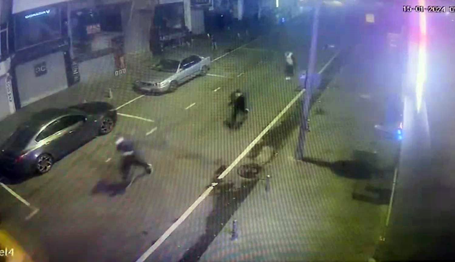 Fatih'te yolda yürüyen turist kapkaççıların kurbanı oldu! Olayla ilgili görüntüler ortaya çıktı!