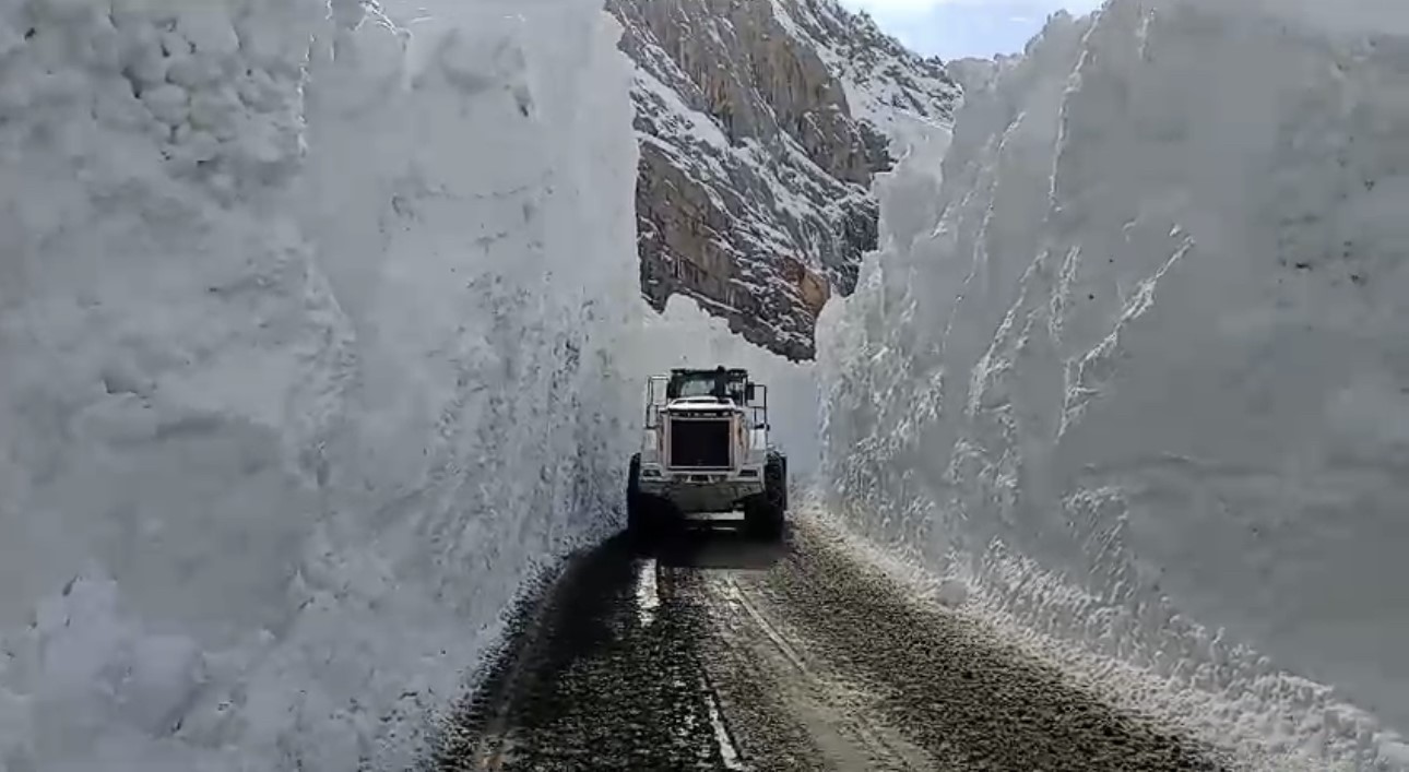 Yüksekova'da çığ tehlikesi! Bölgesindeki kar kalınlığı 10 metreyi aştı!