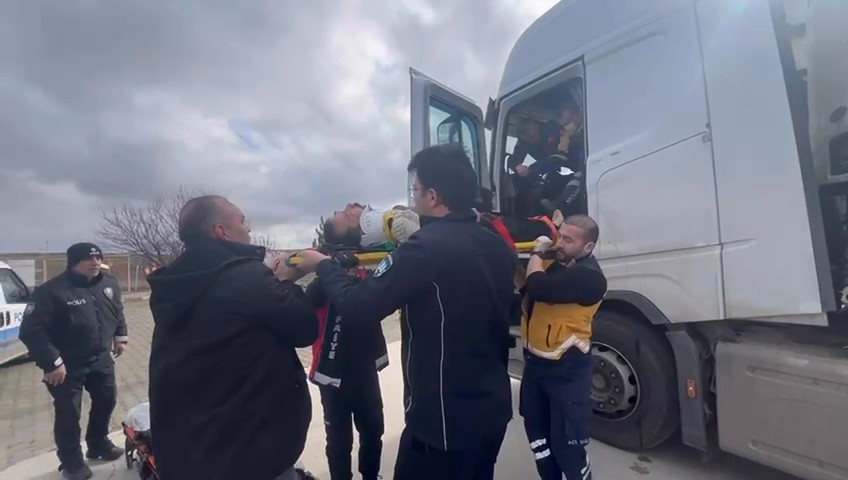 Şeker komasına giren tır şöförüne itfaiye camı kırarak müdahale etti!