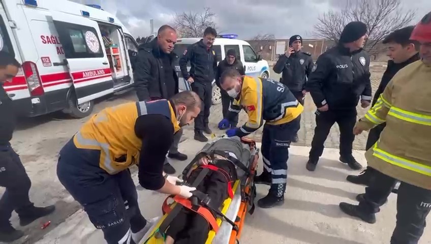 Şeker komasına giren tır şöförüne itfaiye camı kırarak müdahale etti!