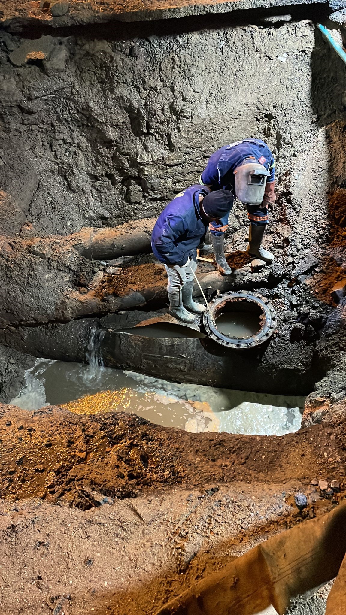 Beşiktaş'da gece hareketli dakikalar! Ana isale hattı patladı, ortalık göle döndü!