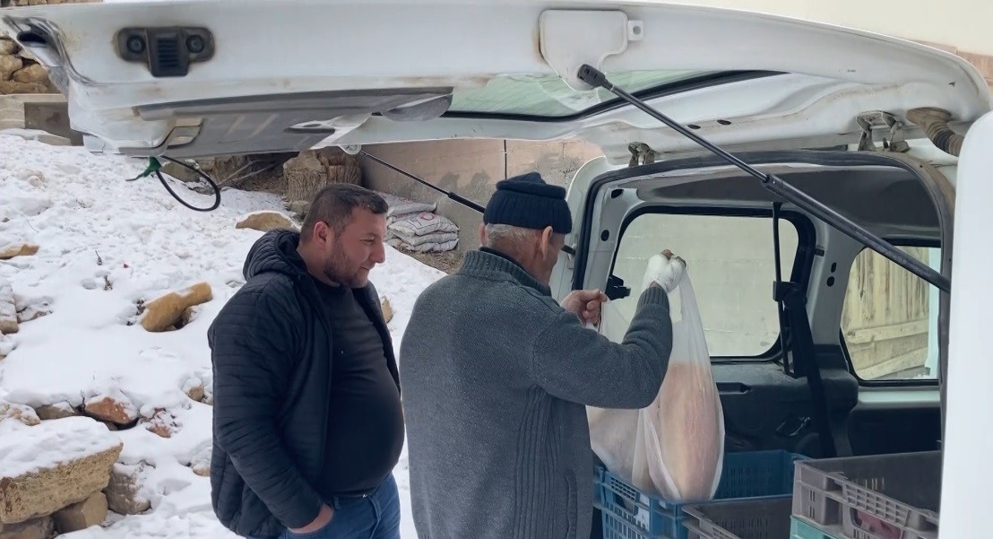 Bayburtlu fırıncı, karla kaplı yollara rağmen köylere ekmek taşıyor
