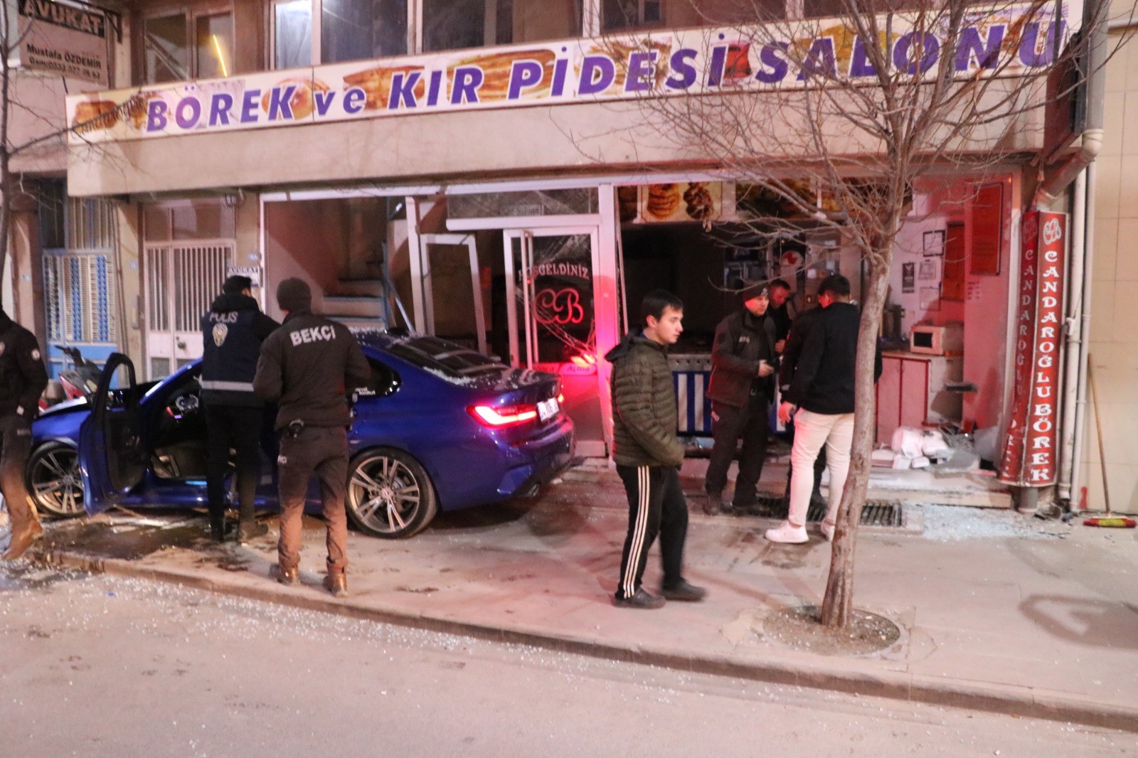 Kontrolden çıkan lüks araç börekçiye daldı! Ortalık savaş alına döndü!