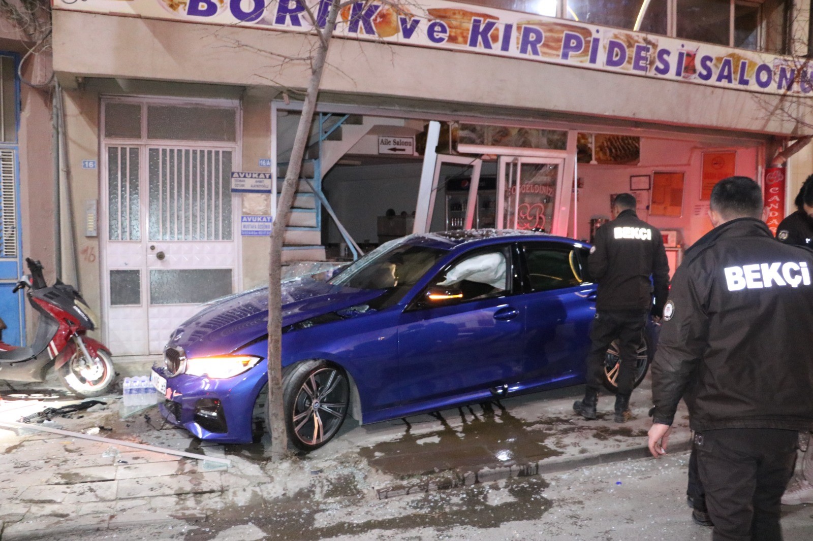 Kontrolden çıkan lüks araç börekçiye daldı! Ortalık savaş alına döndü!