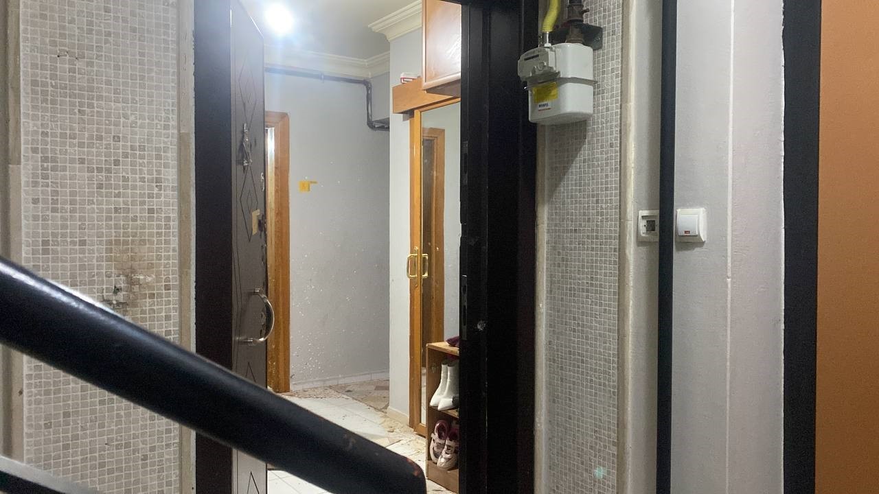 O öfkeli koca tutuklandı! Eşinin bulunduğu evin kapısına kurşun yağdırmıştı