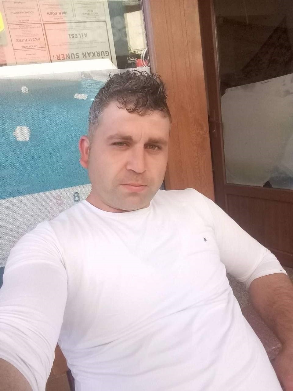 Camı kırıp eve giren öfkeli koca, eşinin sevgilisini defalarca bıçaklayarak öldürdü!