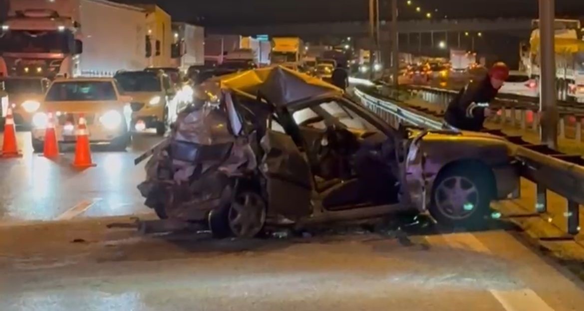 TEM'de feci kaza! Tırla çarpışan otomobil konserve kutusu gibi ezildi!