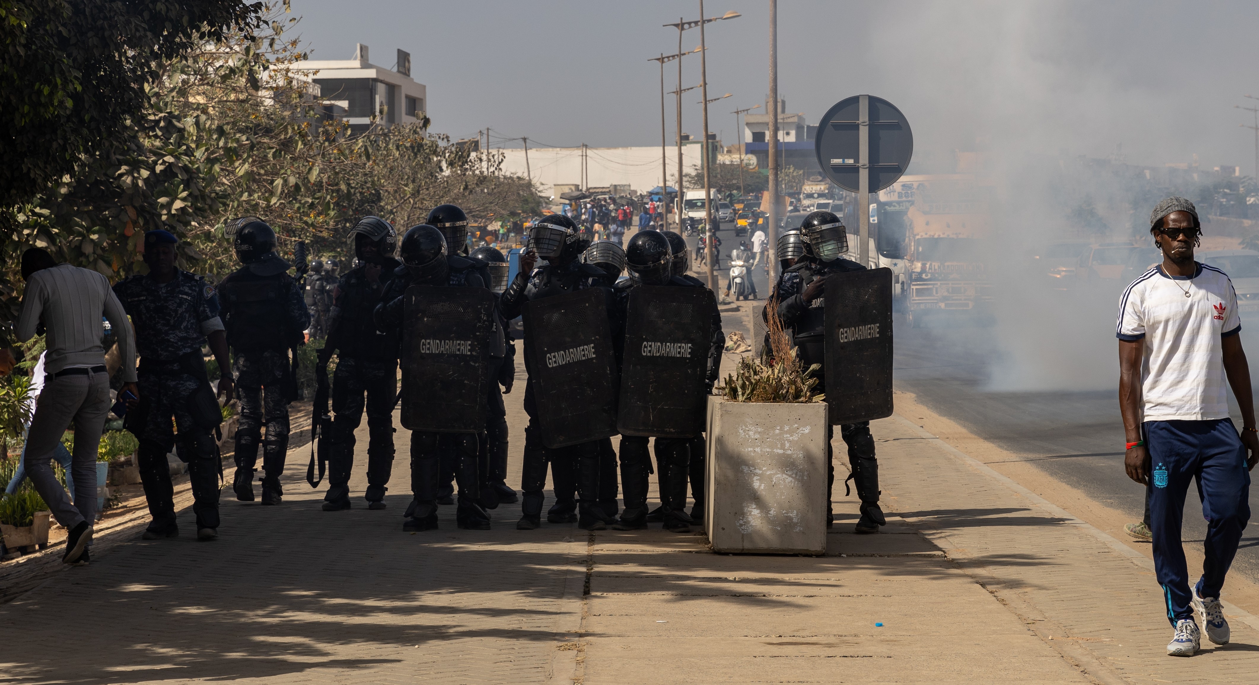 Senegal’de cumhurbaşkanlığı seçimleri ertelendi, halk protesto için sokağa döküldü!