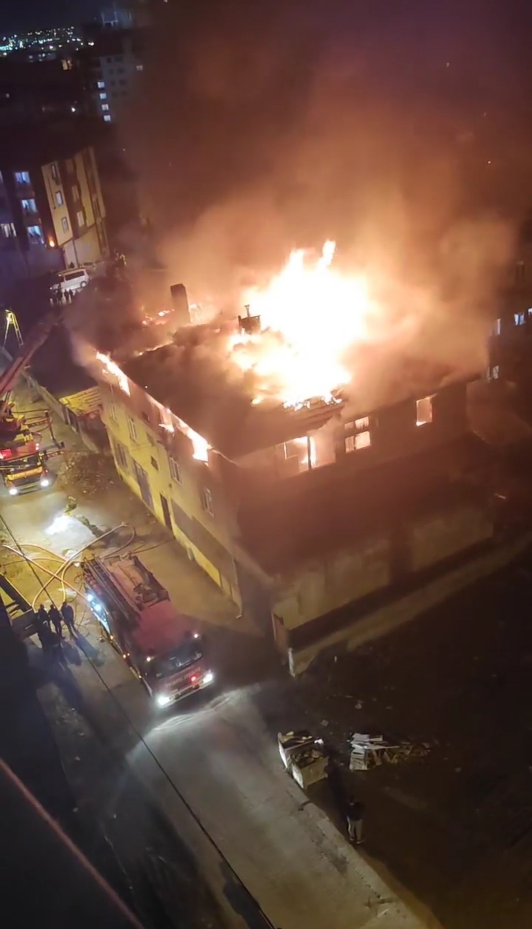 İstanbul Tuzla'da feci yangın! 2 katlı binadan gökyüzüne alevler yükseldi!