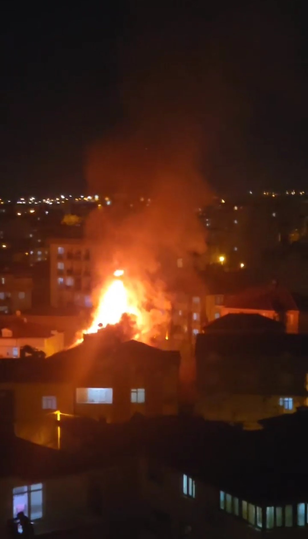 İstanbul Tuzla'da feci yangın! 2 katlı binadan gökyüzüne alevler yükseldi!