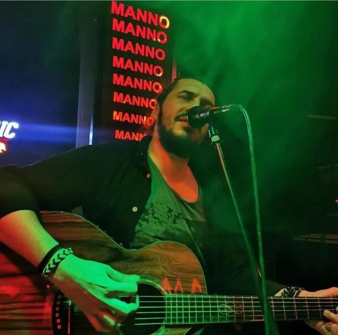 Kahve içerken 2 kişinin saldırısına uğrayan genç müzisyen, nişanlısının kollarında can verdi!