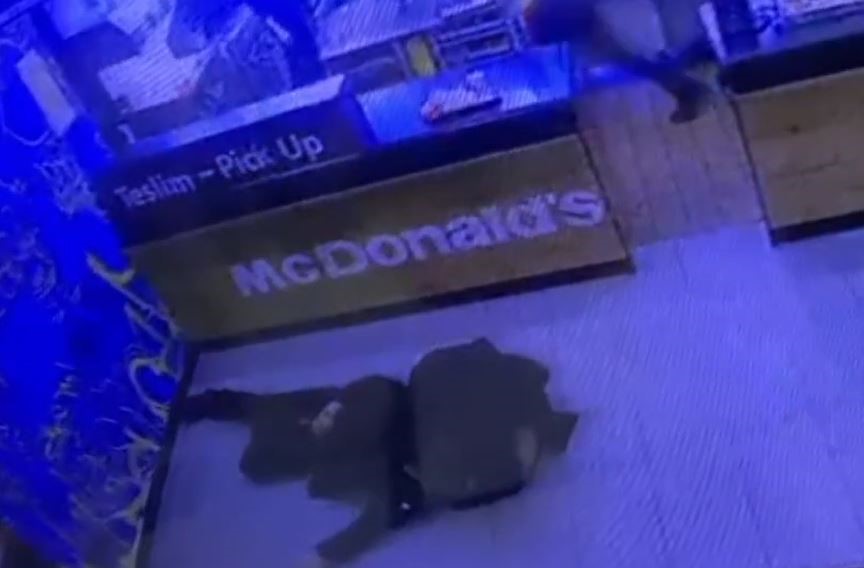 Kahve içerken 2 kişinin saldırısına uğrayan genç müzisyen, nişanlısının kollarında can verdi!