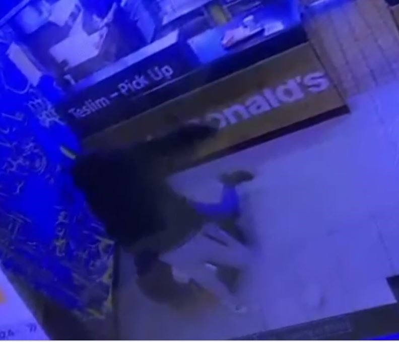 Kahve içerken 2 kişinin saldırısına uğrayan genç müzisyen, nişanlısının kollarında can verdi!