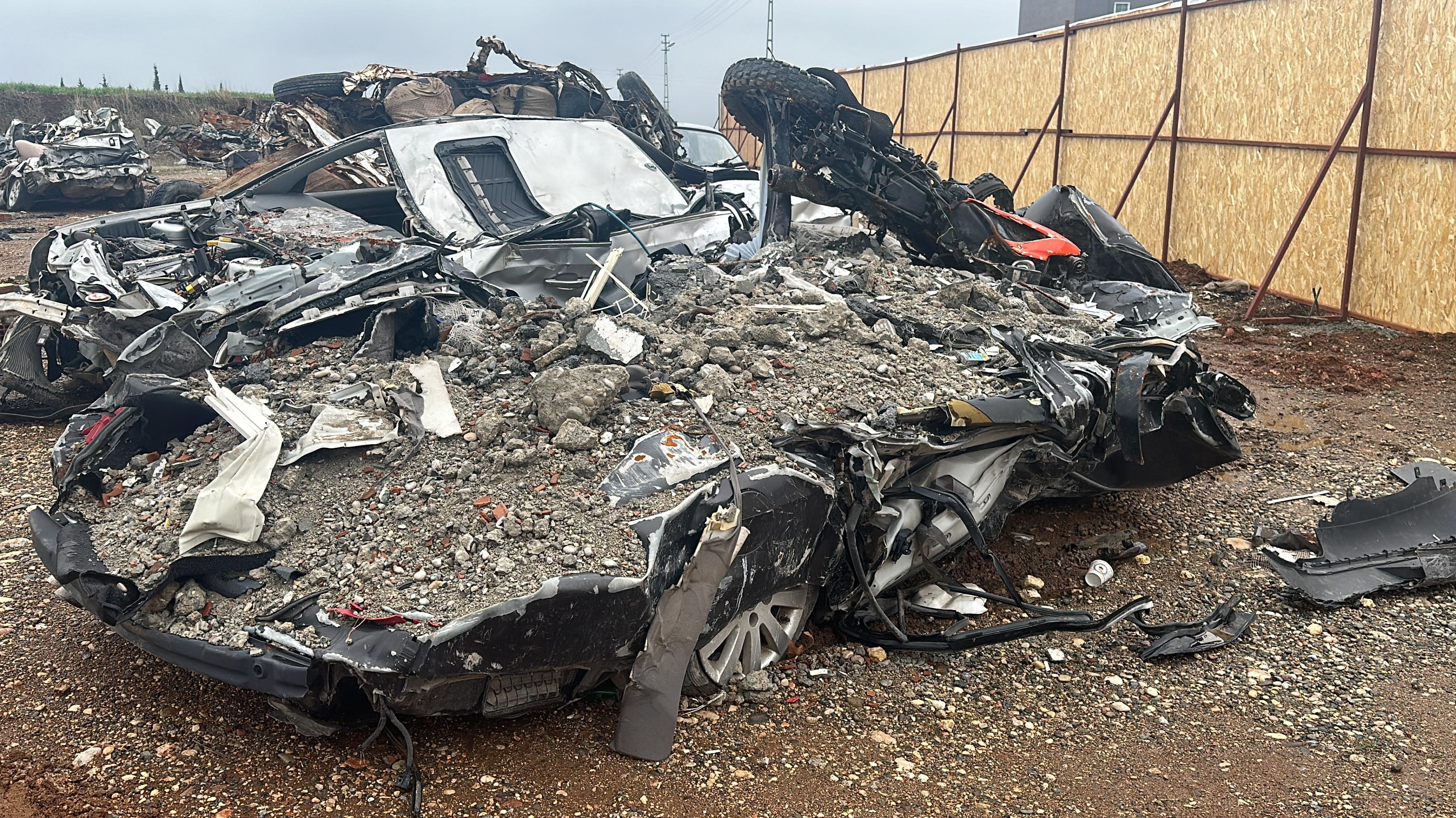 Araba mezarlığı dron ile görüntülendi! 6 Şubat depremleri, acı kayıpların yanı sıra mallara da zarar verdi