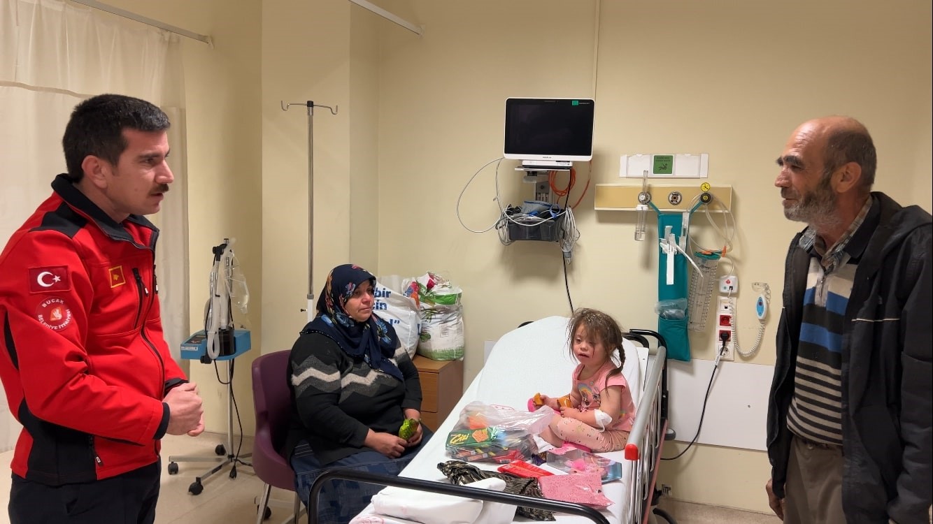 Down sendromlu Rabia ile onu kurtaran itfaiye erinin duygulandıran buluşması