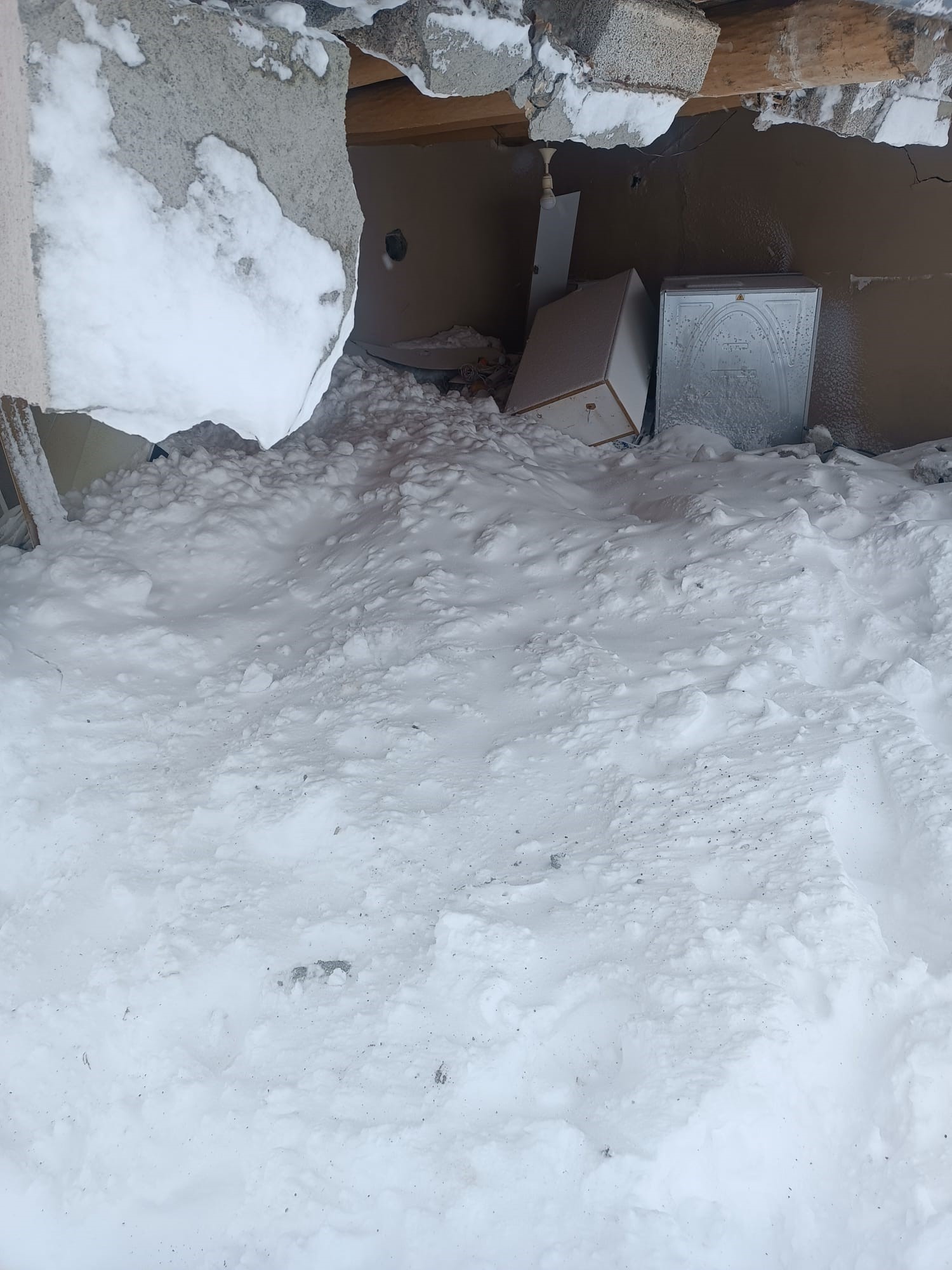 Van’da yağan kar felâkete dönüştü! Bir evin üzerine çığ düştü!