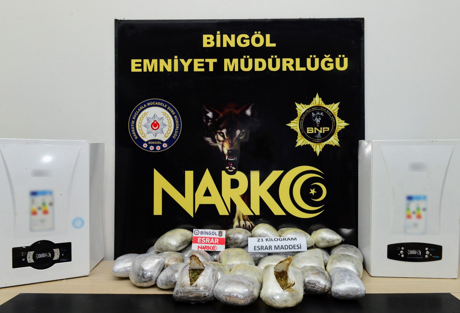 Bingöl’de yolcu otobüsünde arama! Kargo edilen kombinin içinde kilolarca esrar çıktı!ı
