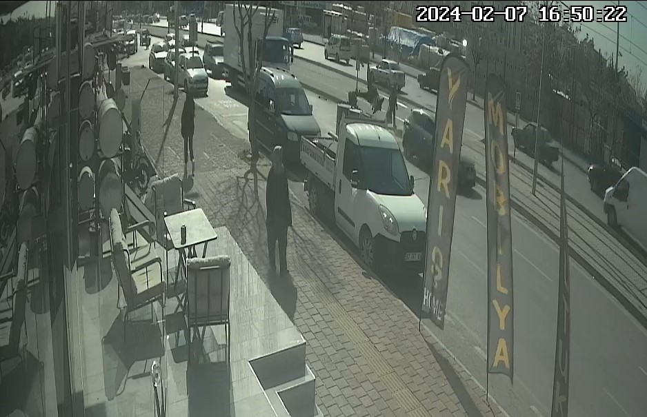 Antalya’da yaya geçidinde feci kaza! Yayaya yol vermek yerine, çarparak takla attırdı!