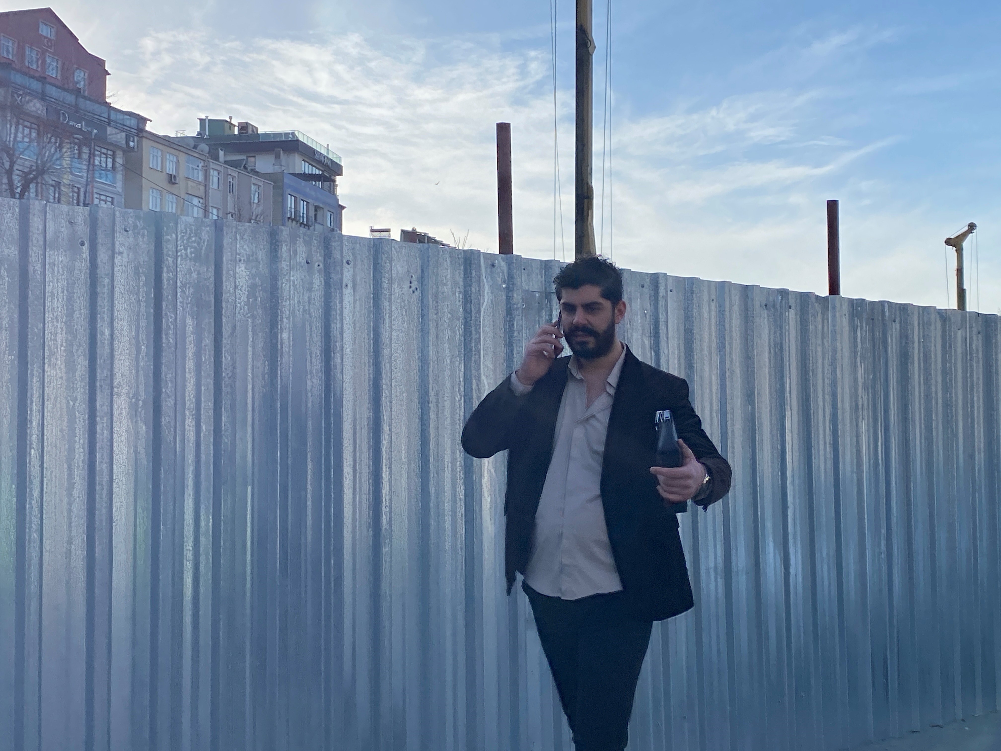 Lüks aracıyla trafiği savaş alınına çeviren şahıs, Beyoğlu’nun ünlü kuaförü çıktı!