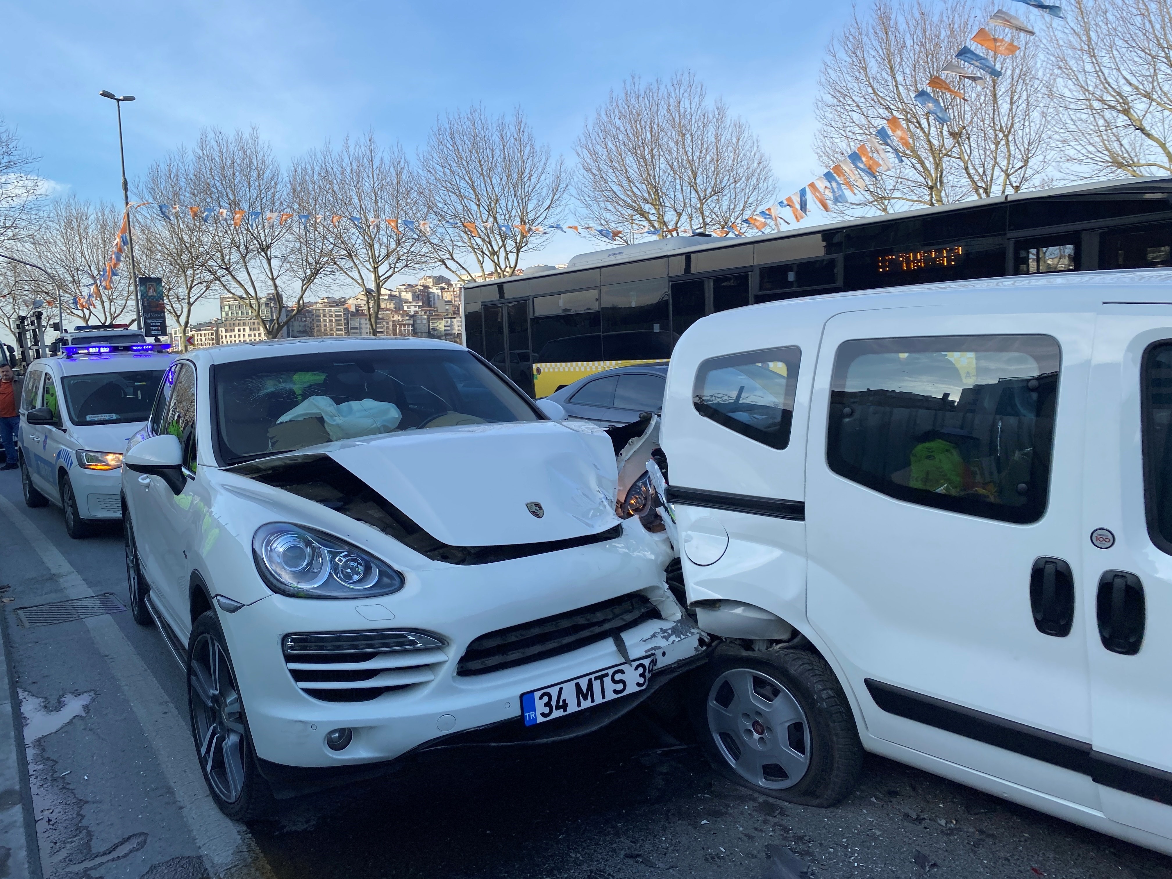 Lüks aracıyla trafiği savaş alınına çeviren şahıs, Beyoğlu’nun ünlü kuaförü çıktı!