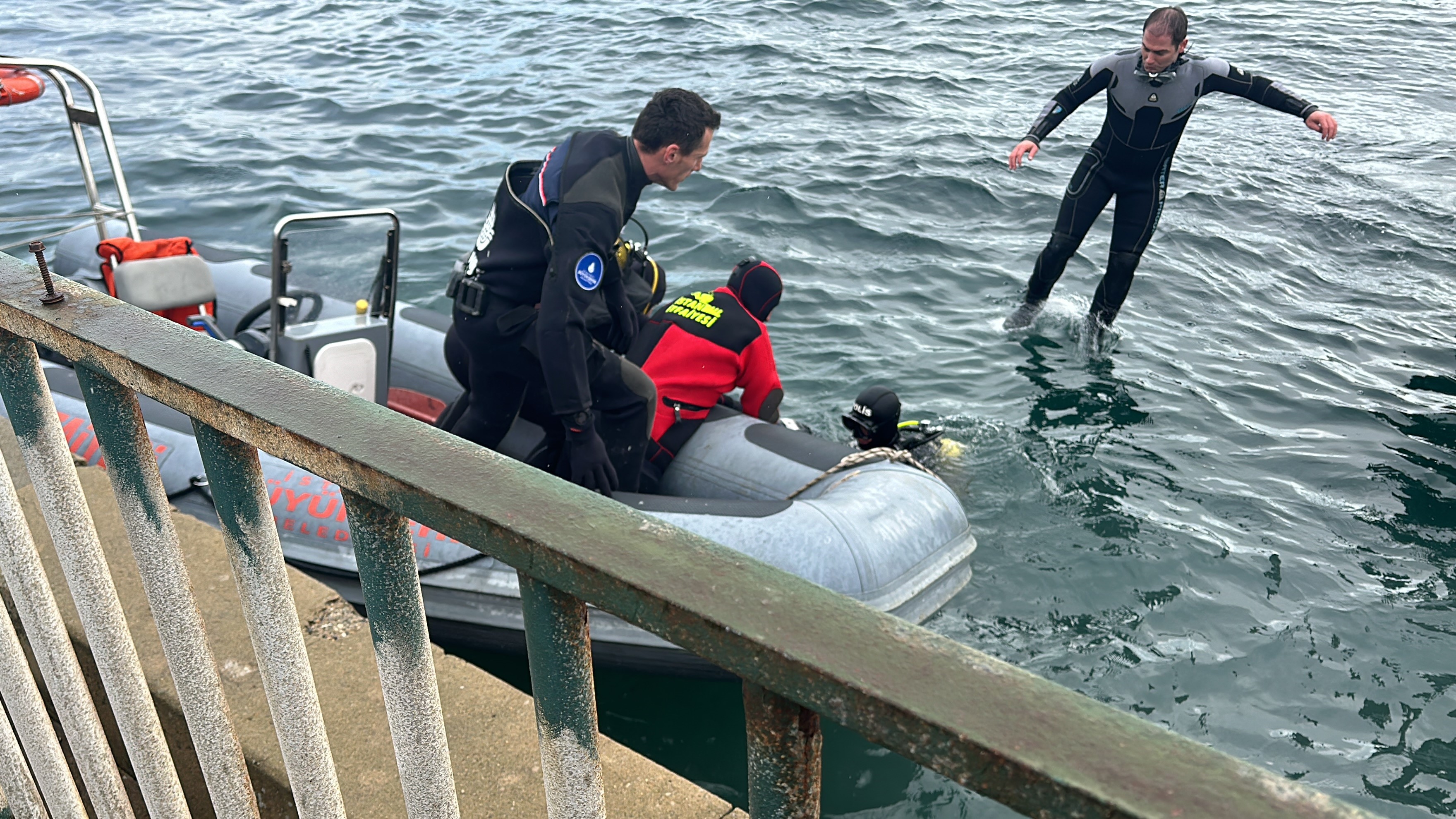 İstanbul boğazında can pazarı! İskele çalışmasında toprak kaydı, 2 İBB işçisi denize düştü!