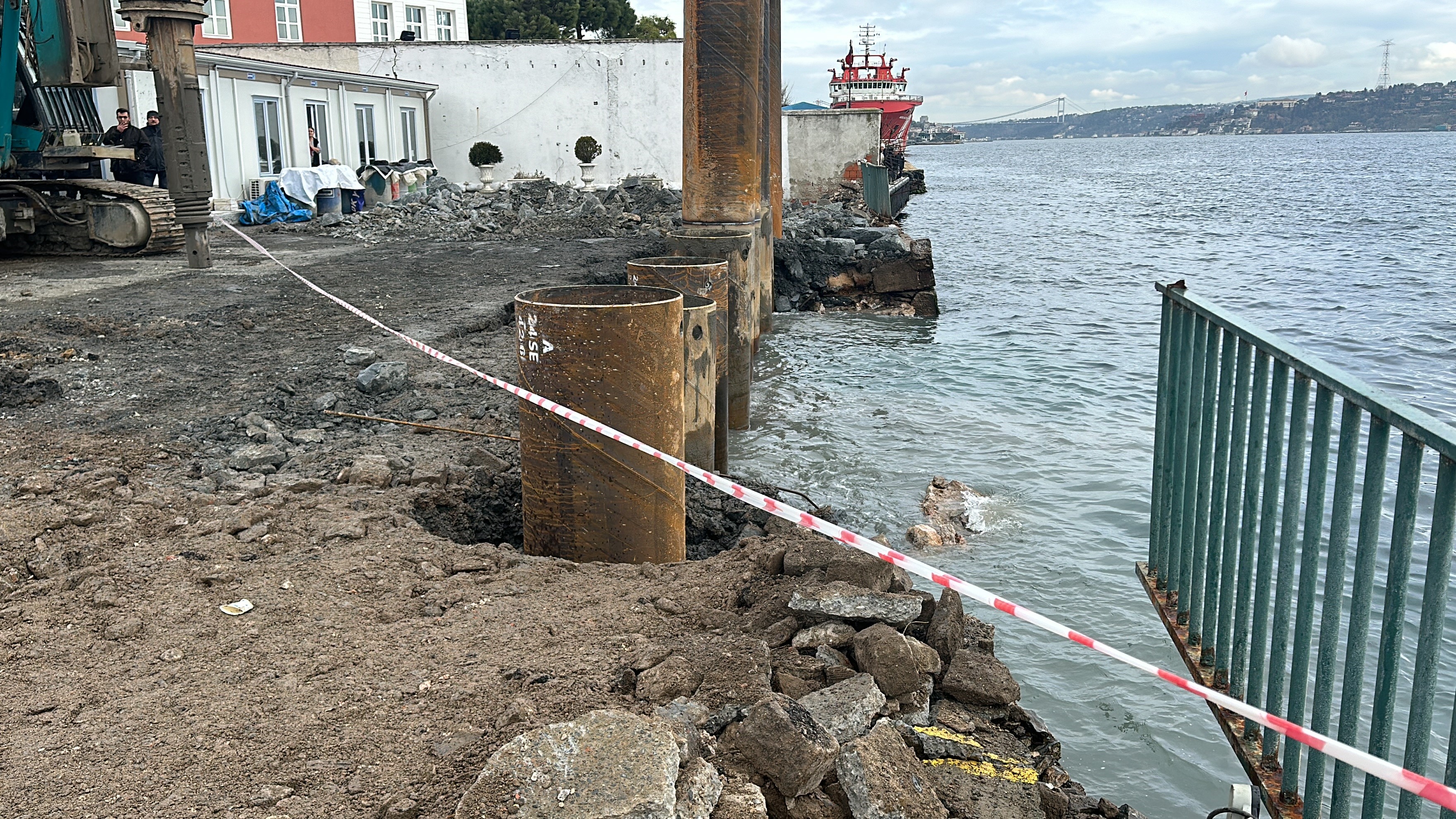 İstanbul boğazında can pazarı! İskele çalışmasında toprak kaydı, 2 İBB işçisi denize düştü!