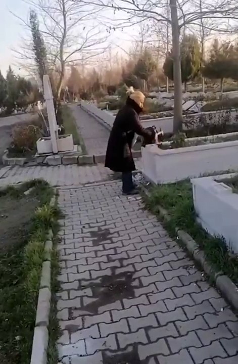 Esenyurt’ta ilginç görüntüler! Eline çekiç alıp, babasının mezar taşını kırdı!