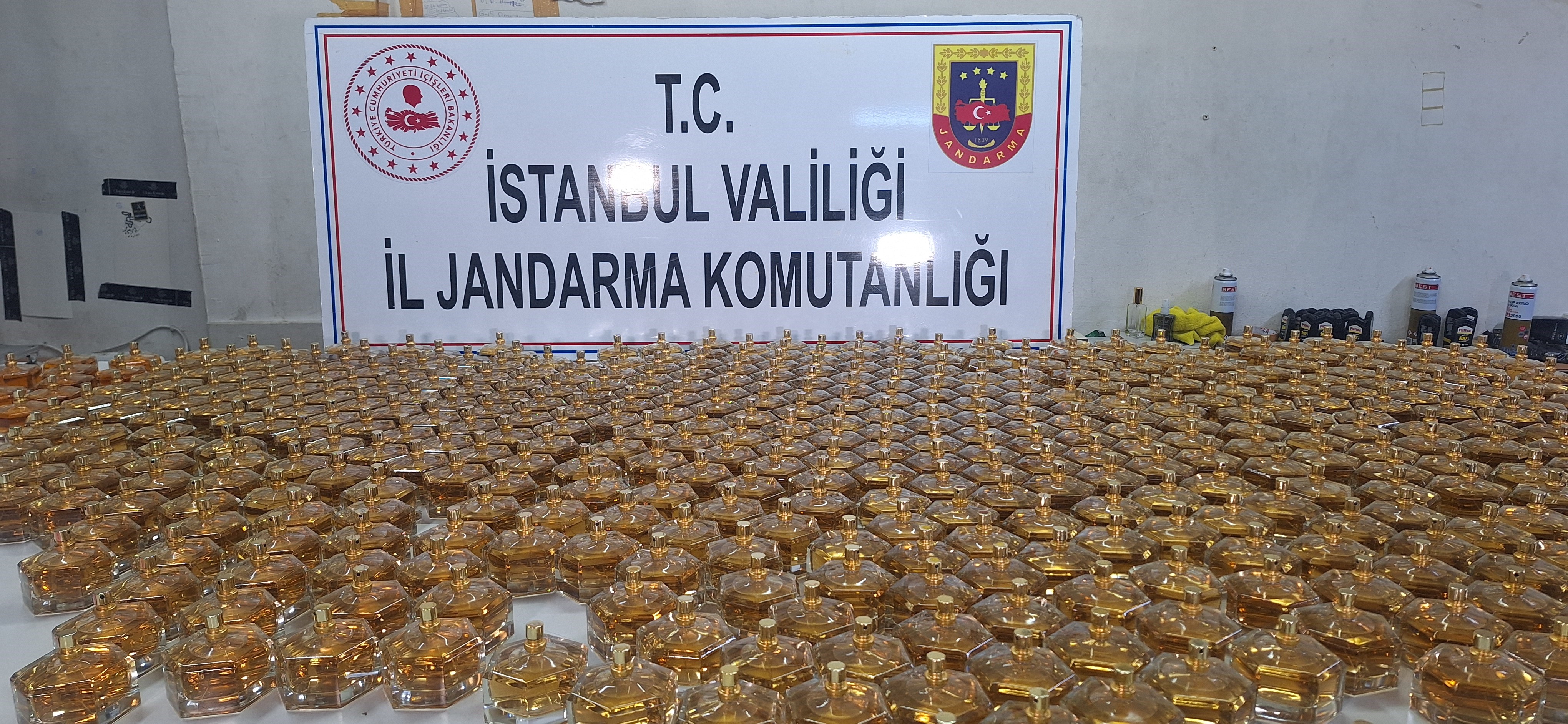 Sahte parfüm operasyonunda dünyaca ünlü sahte parfümler ele geçirildi!