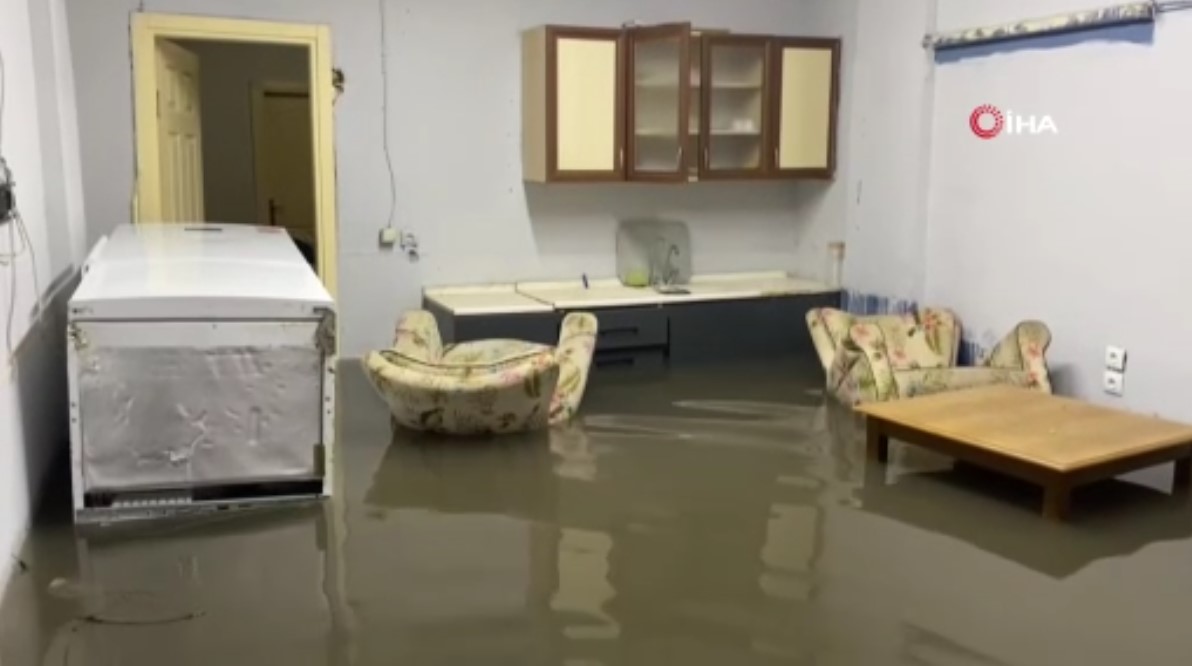 Antalya'yı sel götürdü! Okullar, 1 gün süre ile tatil edildi