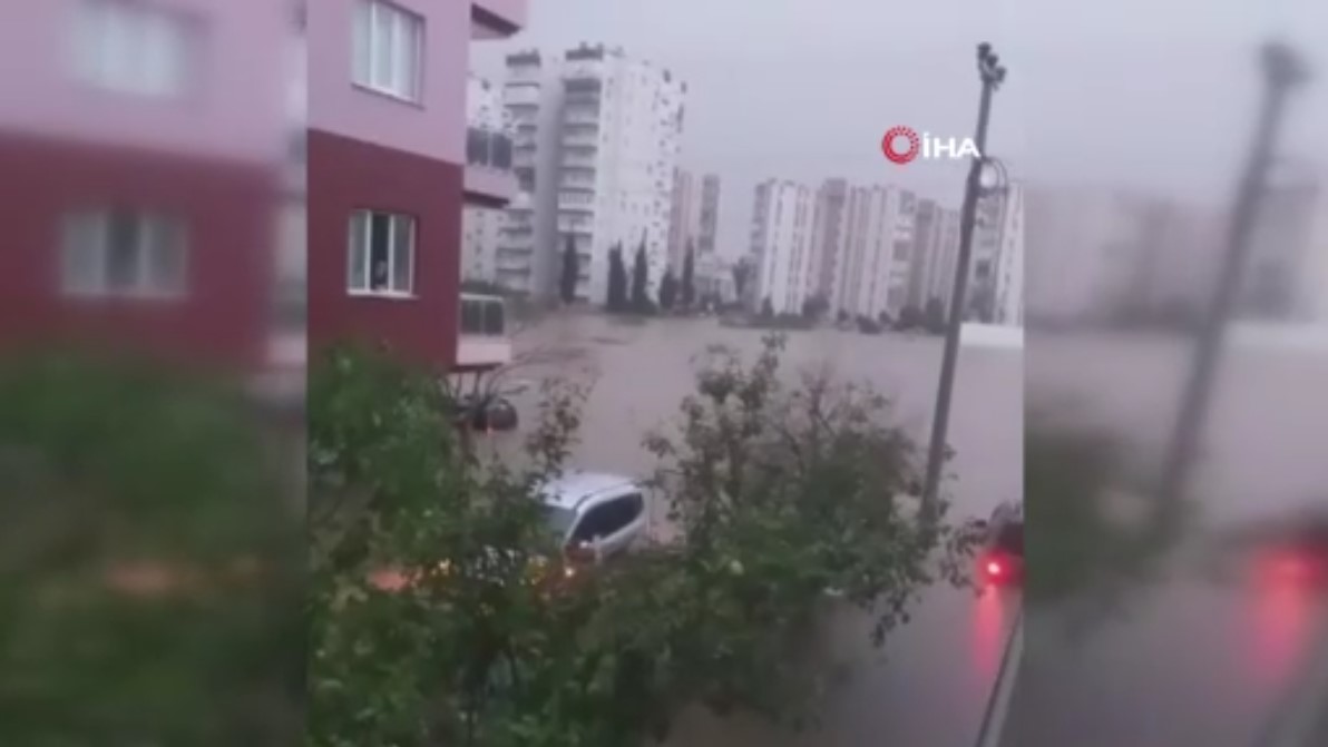 Antalya'yı sel götürdü! Okullar, 1 gün süre ile tatil edildi