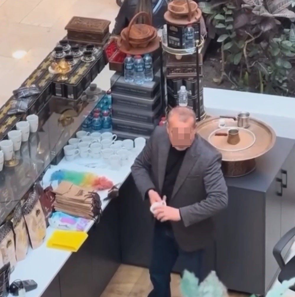 Kahve dükkanında çekilen görüntüler mide bulandırdı! İzleyenlere 'pes' dedirtti