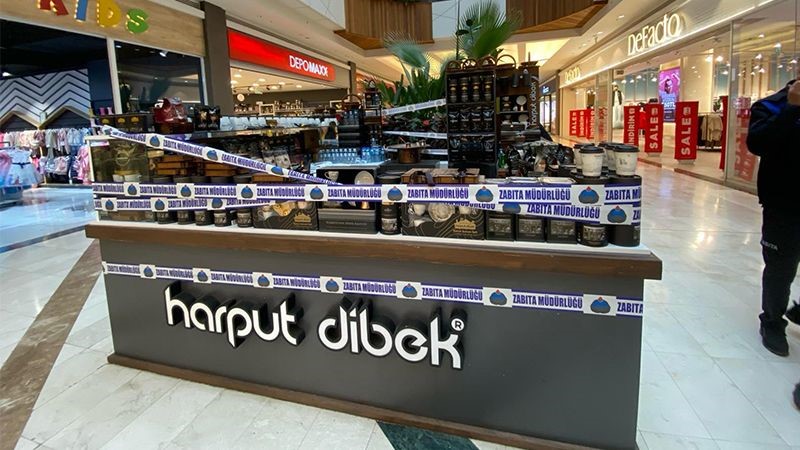 Kahve dükkanında çekilen görüntüler mide bulandırdı! İzleyenlere 'pes' dedirtti