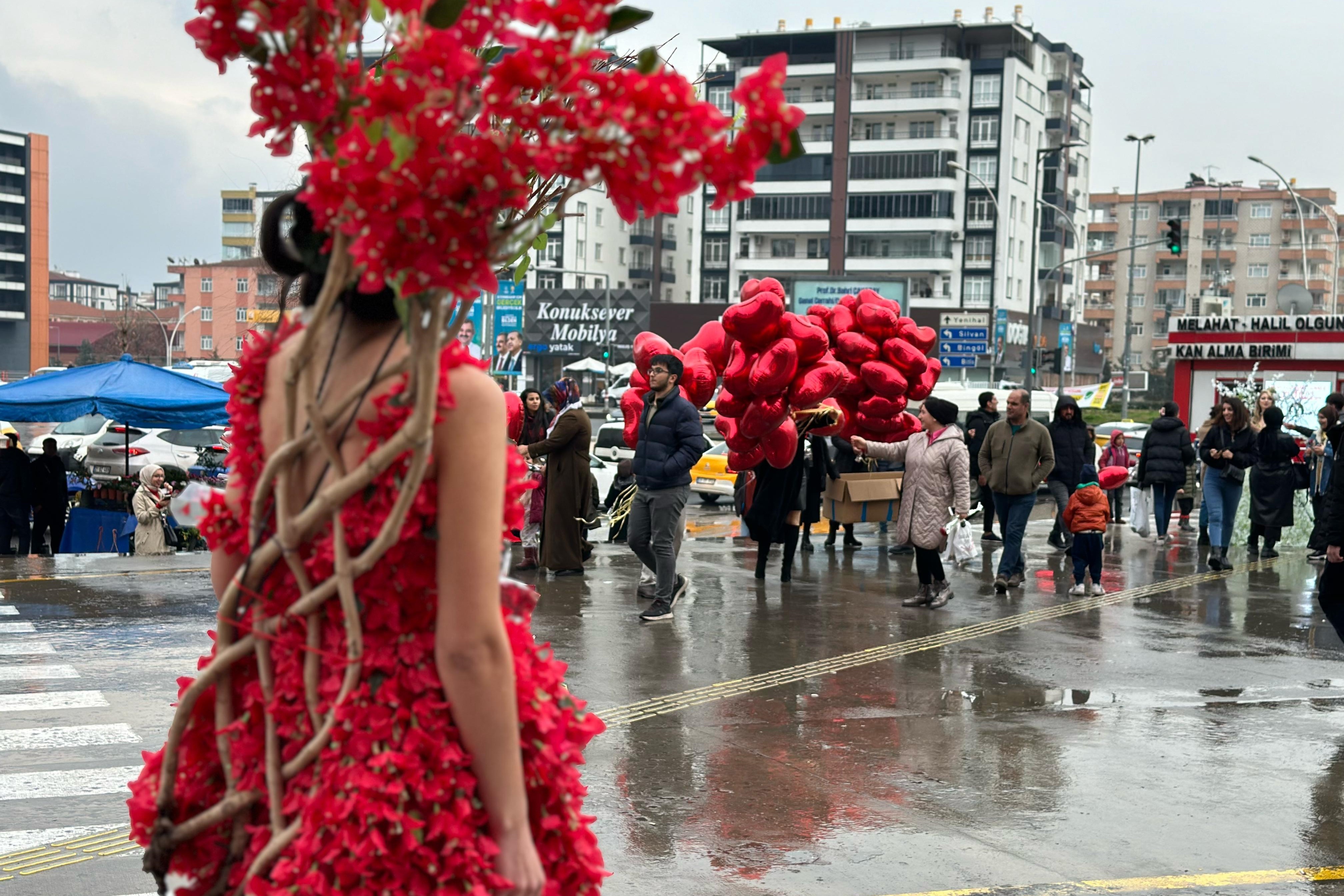 Diyarbakırlı modacıdan, sevgililer gününe özel tasarım