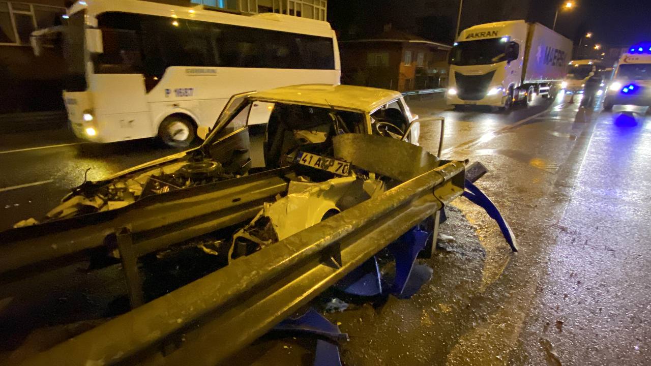 TEM'de korkunç kaza! Hakimiyetini kaybeden otomobil beriyerlere ok gibi saplandı!