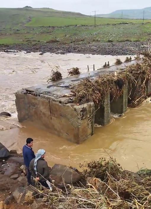 Siverek’te şiddetli yağış, sulama barajını patlattı! Şiddetli akan su köprüleri yıktı geçti!