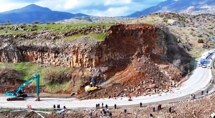 Bitlis-Baykan karayolunda heyelan! 8 saat trafiğe kapalı yolda, kontrollu geçişler başladı