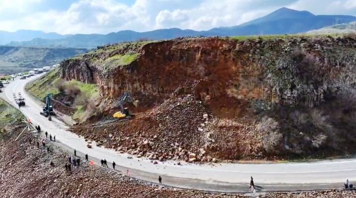 Bitlis-Baykan karayolunda heyelan! 8 saat trafiğe kapalı yolda, kontrollu geçişler başladı