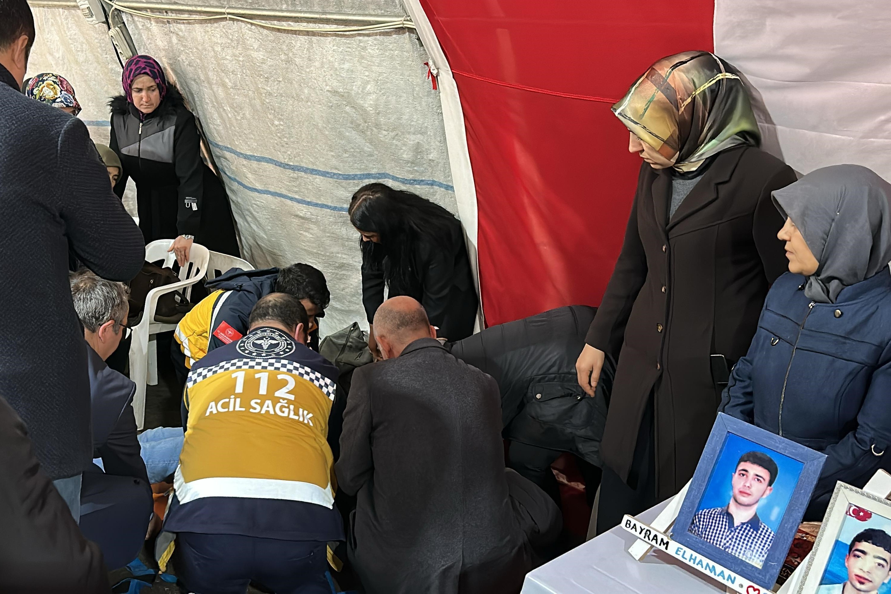 Sanatçı Hülya Koçyiğit Diyarbakır annelerini ziyaret ederek, onlara destek verdi