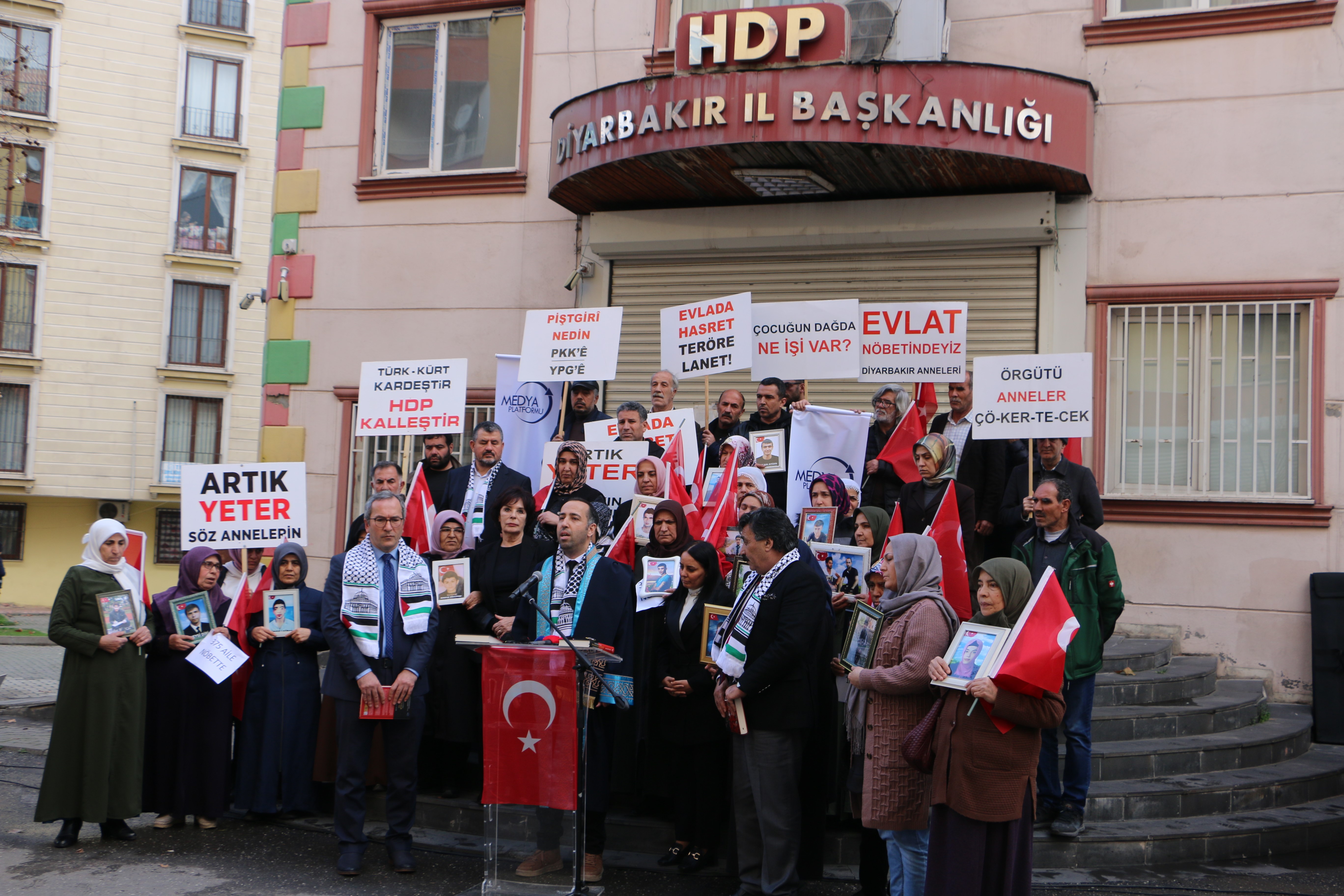 Sanatçı Hülya Koçyiğit Diyarbakır annelerini ziyaret ederek, onlara destek verdi