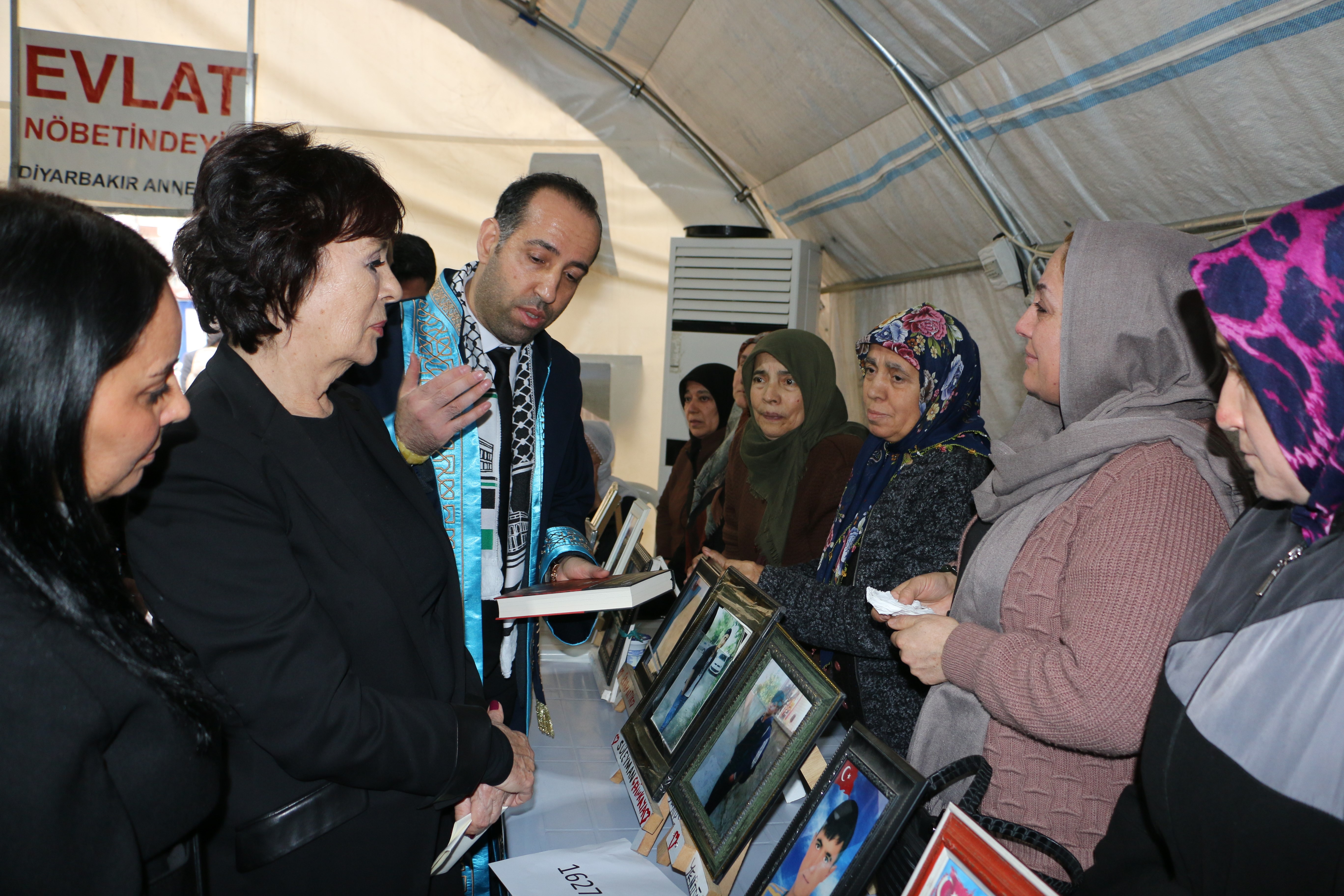 Sanatçı Hülya Koçyiğit Diyarbakır annelerini ziyaret ederek, onlara destek verdi