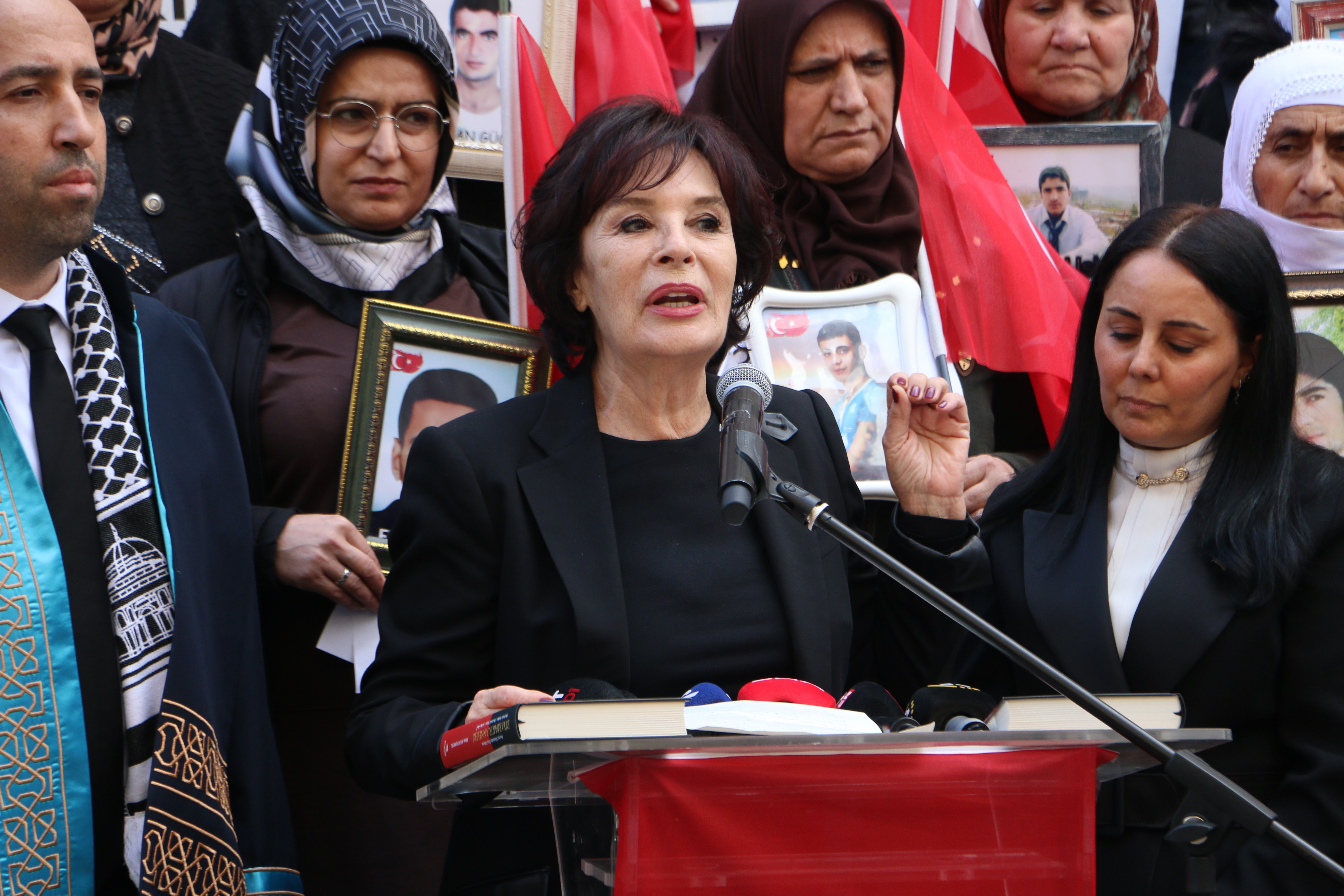 Sanatçı Hülya Koçyiğit Diyarbakır annelerini ziyaret ederek, onlara destek verdi