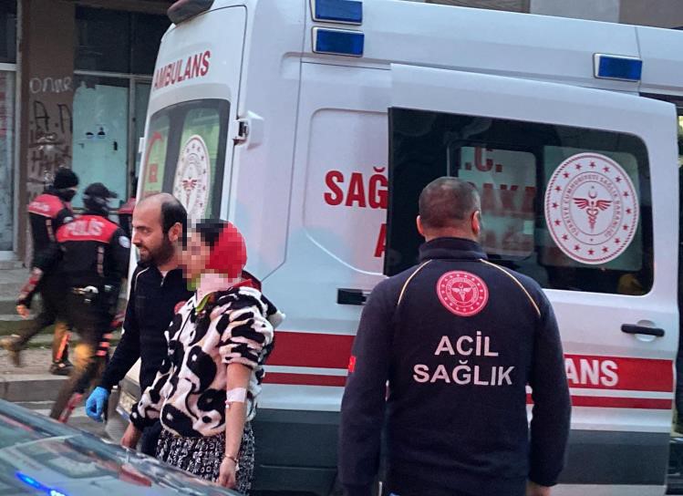 Kocaeli’de dehşet dakikalar! Evinin önündeki şahısa kurşun yağdırdılar, 6 aylık hamile eşini sopayla darp ettiler!