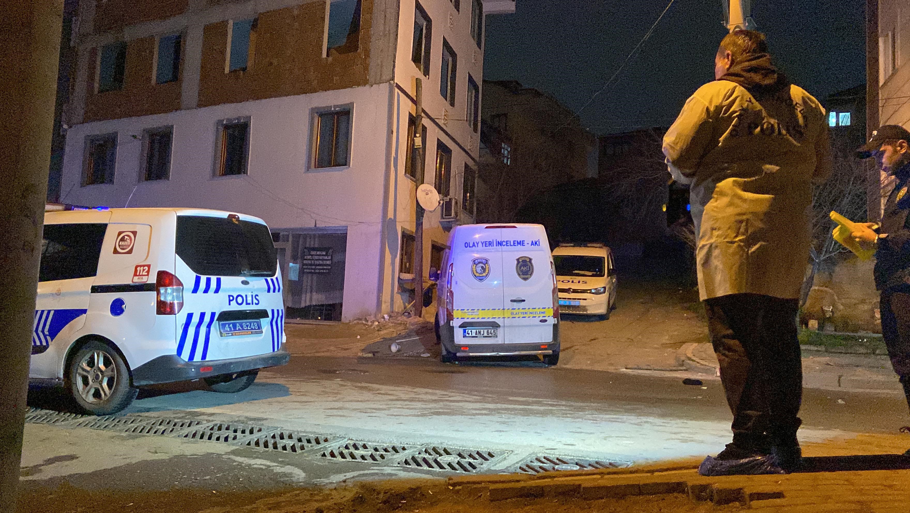 Kocaeli’de dehşet dakikalar! Evinin önündeki şahısa kurşun yağdırdılar, 6 aylık hamile eşini sopayla darp ettiler!