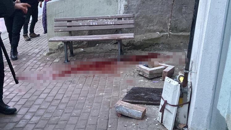 Kocaeli’de dehşet dakikalar! Evinin önündeki şahısa kurşun yağdırdılar, 6 aylık hamile eşini sopayla darp ettiler!