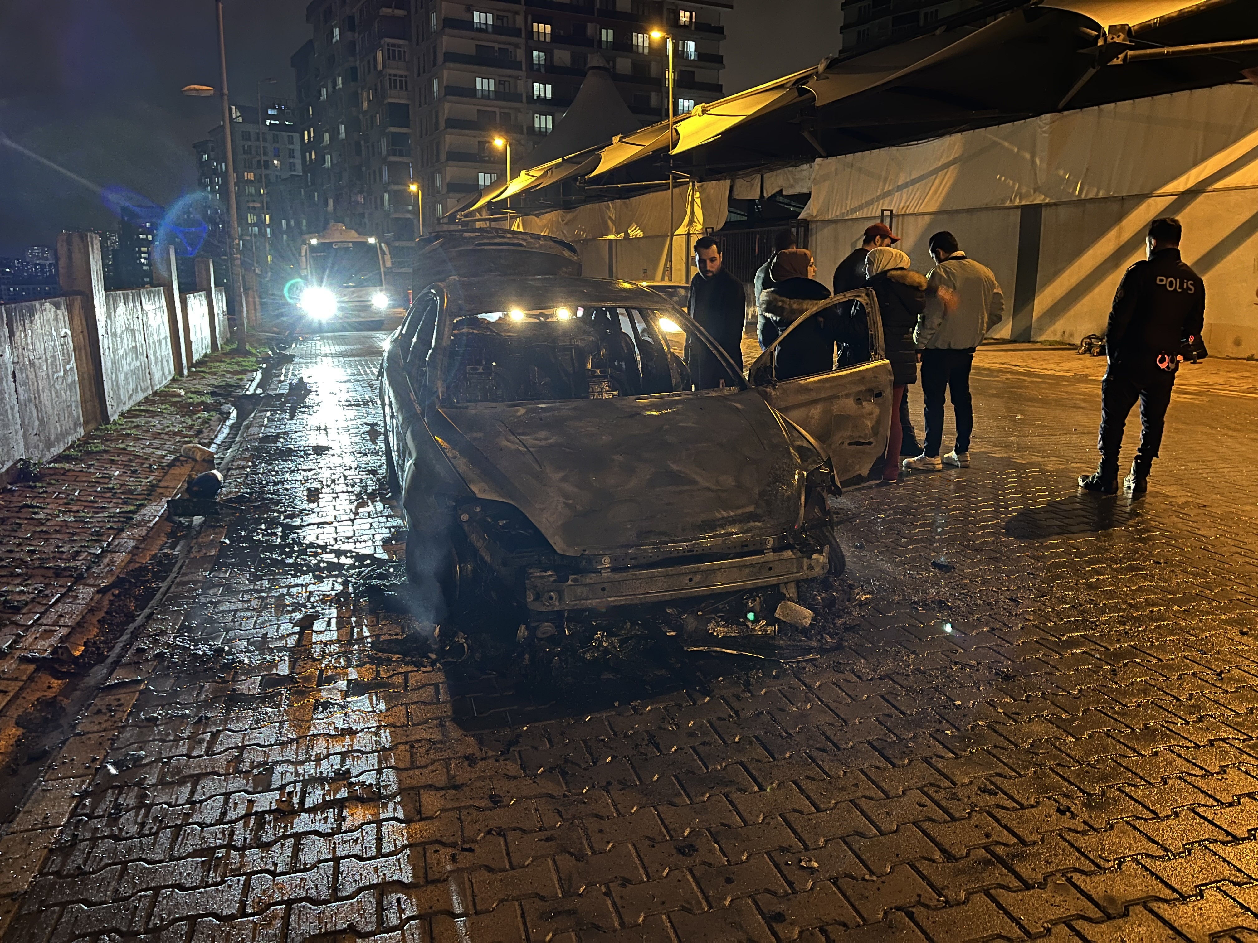 Esenyurt’ta hareketli gece! Motorundan duman çıkan otomobil kısa sürede alev topuna döndü!