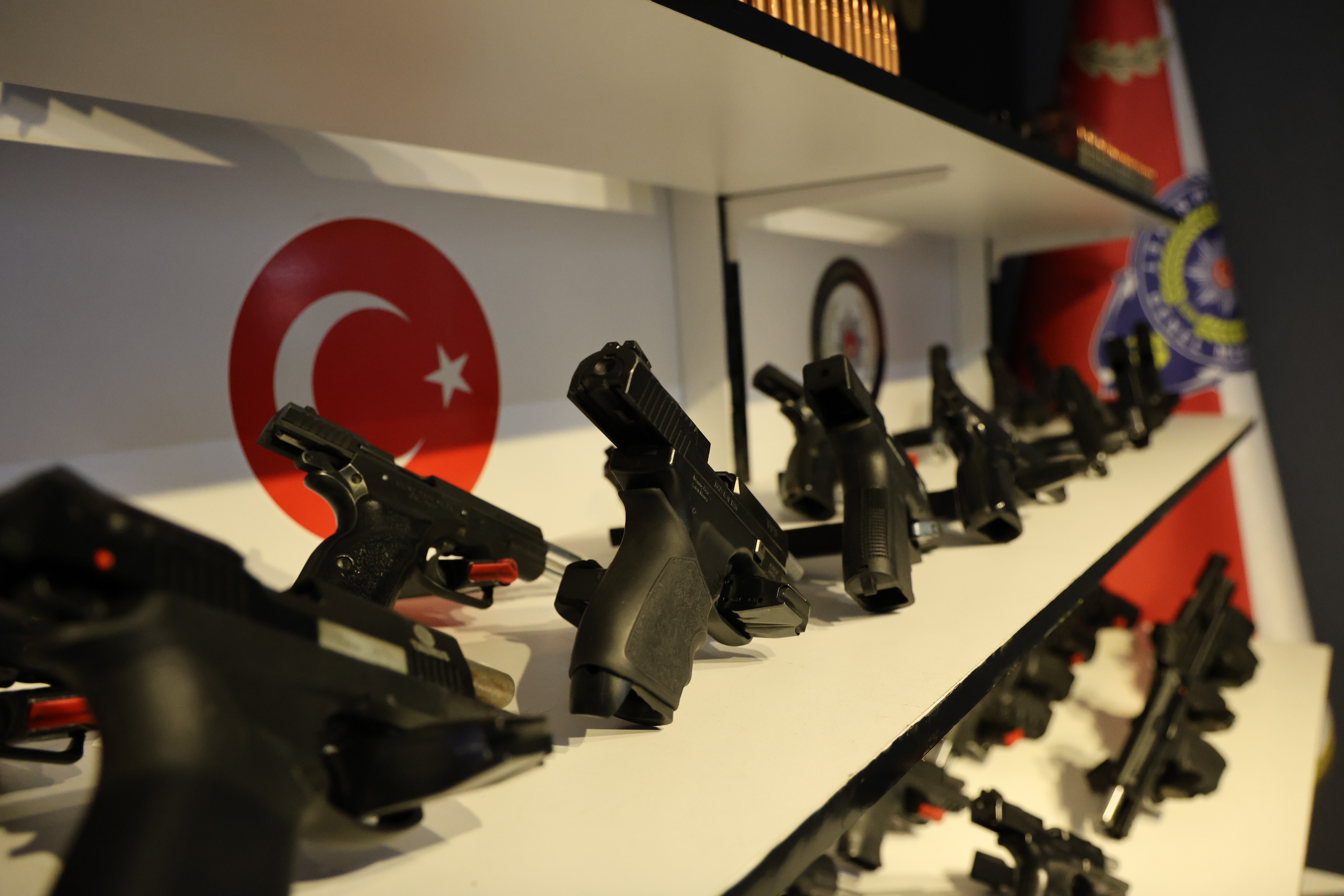Adana’da başarılı operasyon! 45 ruhsatsız silah ele geçirirken 346 suçlu da yakalandı!