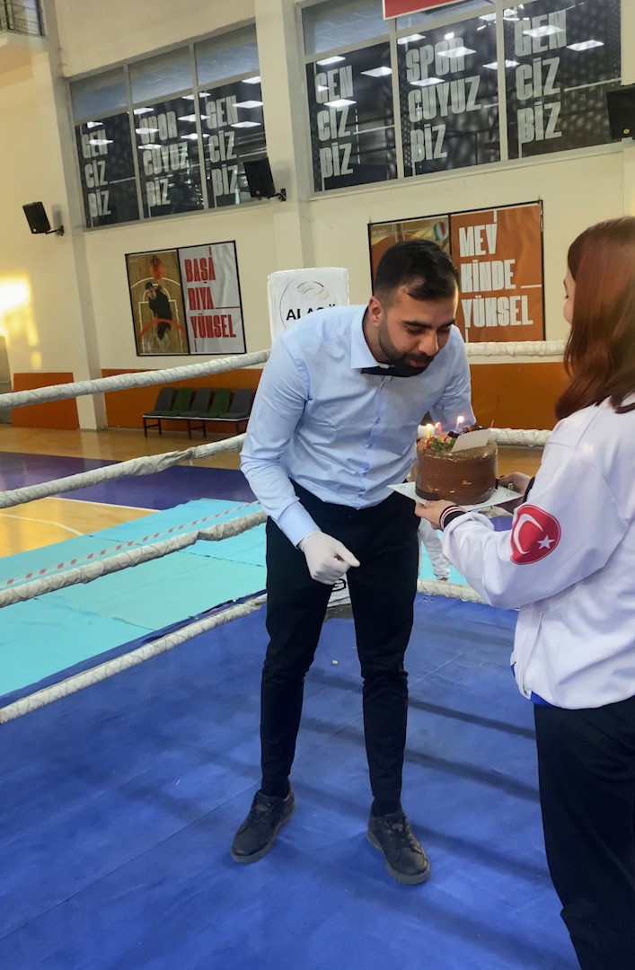 Ringdeki hakeme doğum günü sürprizi! Maç zilini beklerken, doğum günü şarkısı şaşkına çevirdi!